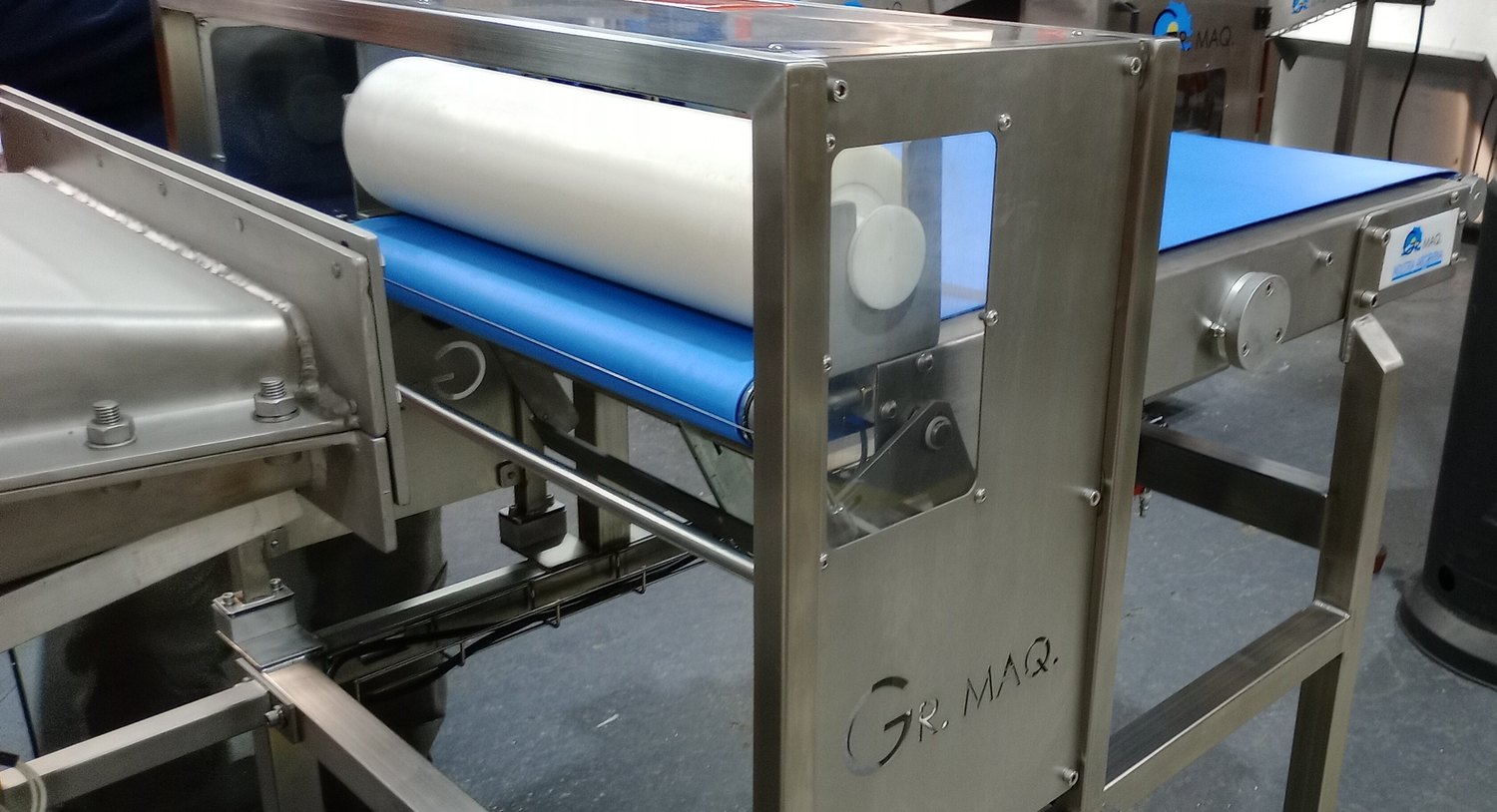 Cinta de corte fabricada, con estructura de acero inoxidable y banda azul de uso alimentario