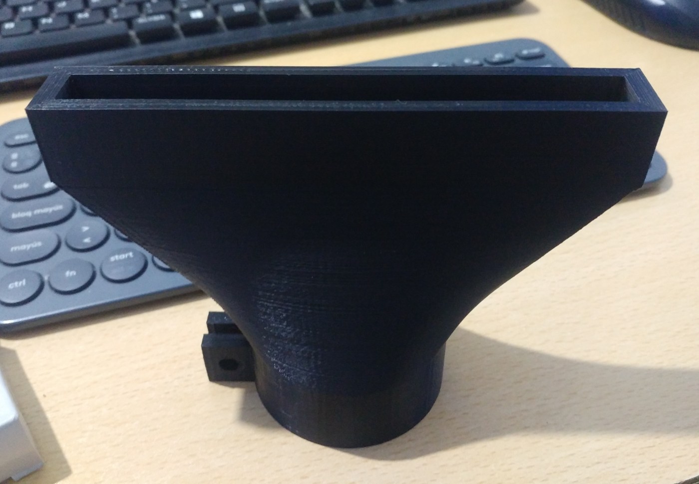 Tobera impresa en 3D, con transición de sección circular a ranura rectangular