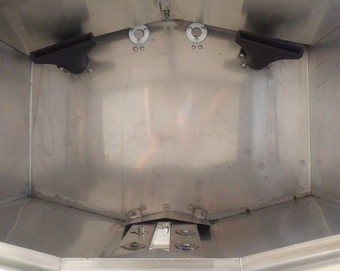 Las dos toberas impresas montadas dentro de la cámara del humidificador, en servicio