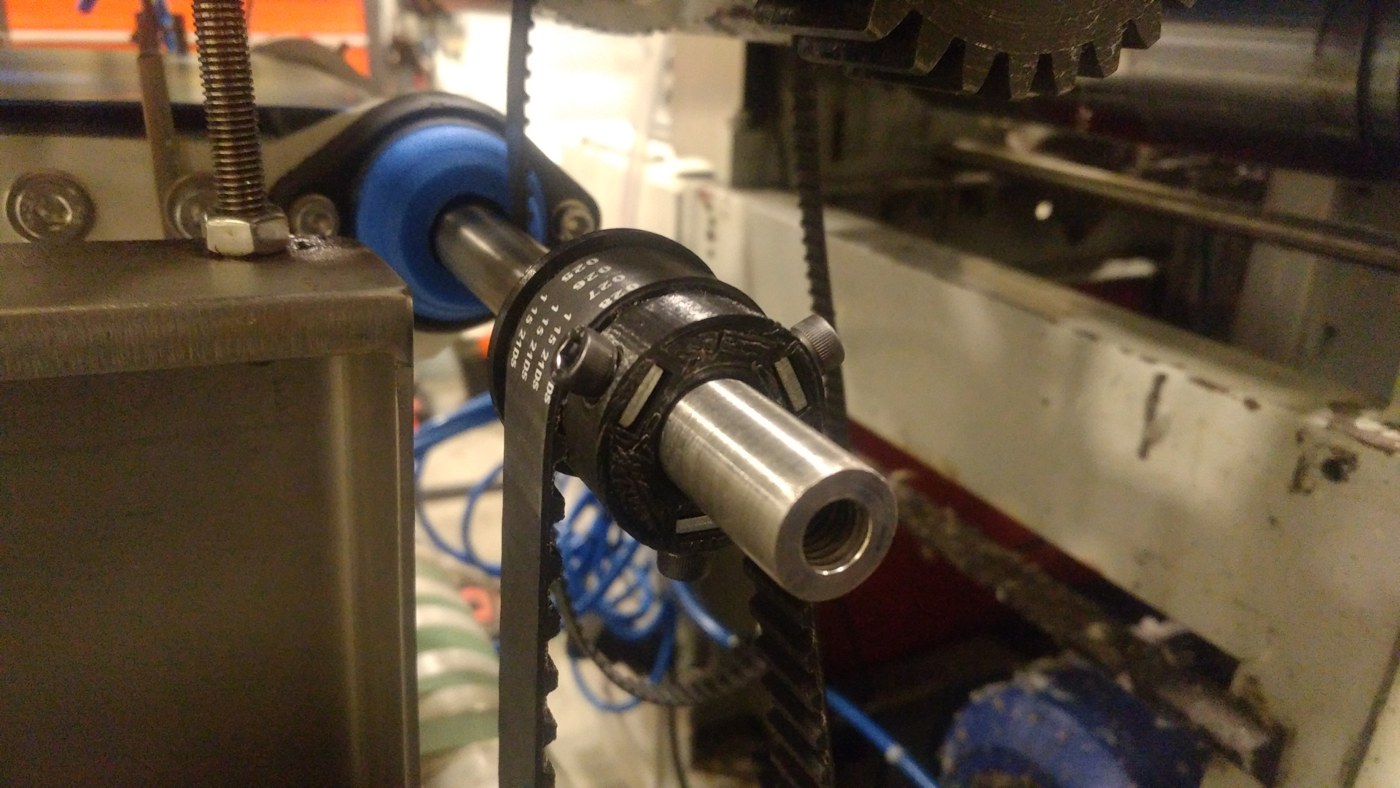 La misma polea sincrónica montada en el eje de la máquina, con la correa dentada en funcionamiento